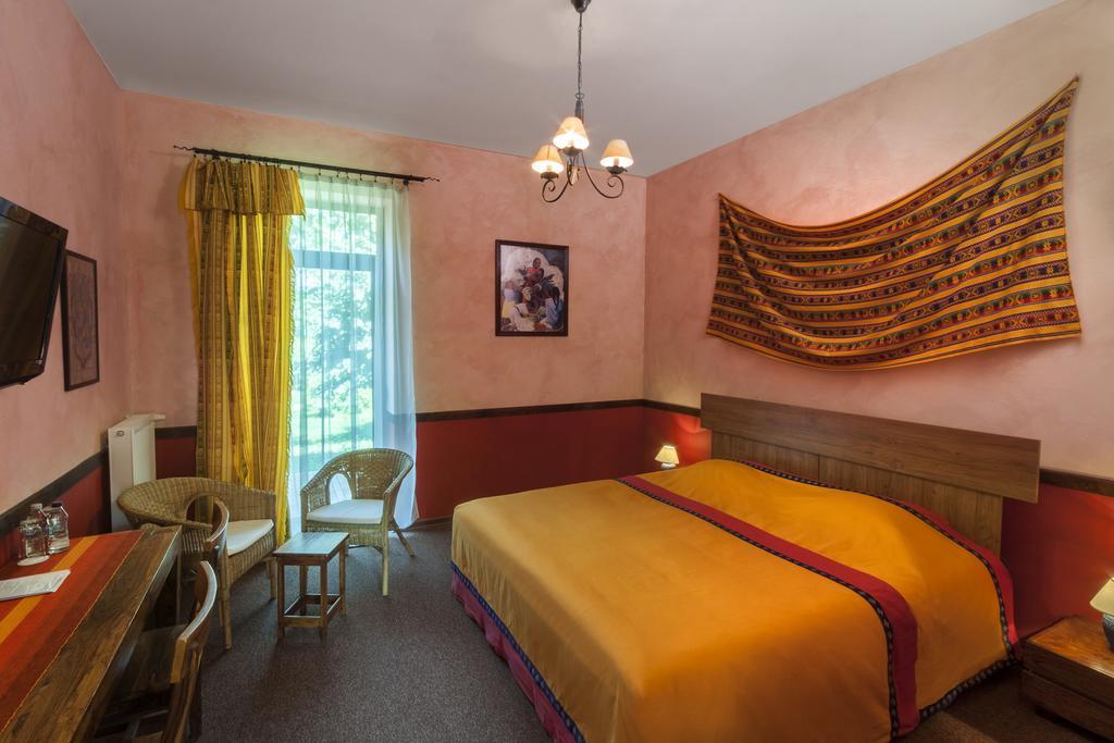 Palac Nieznanice Zabytek Goscinny Ze Spa חדר תמונה