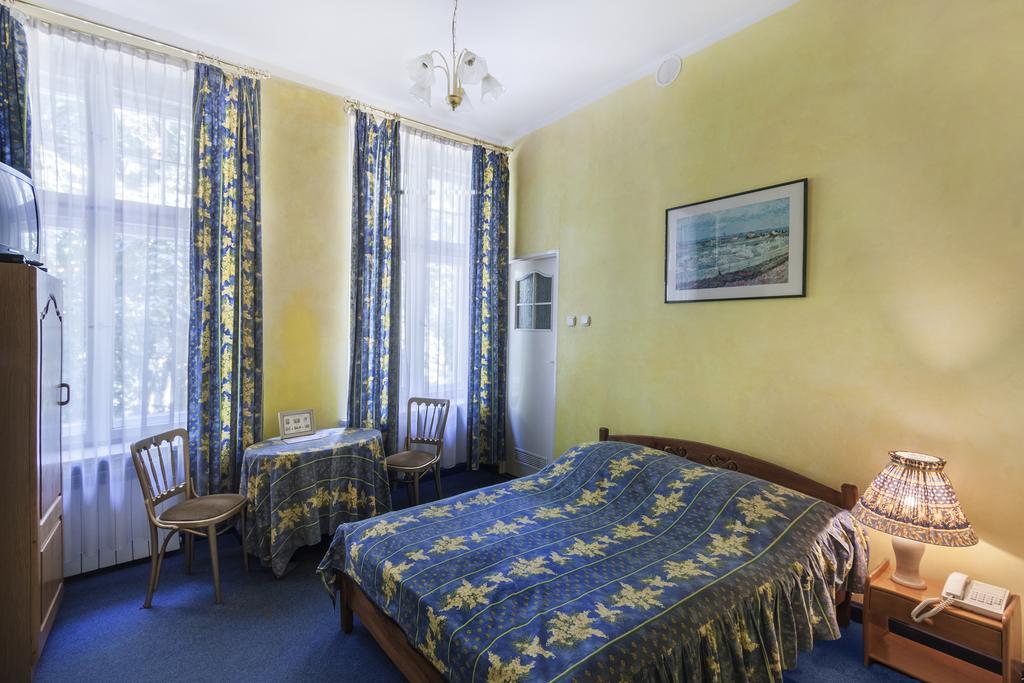 Palac Nieznanice Zabytek Goscinny Ze Spa חדר תמונה